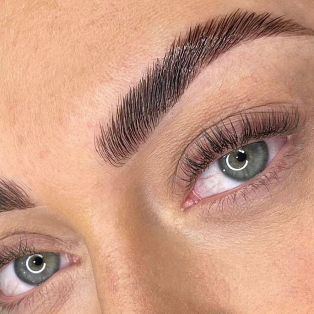 Browlift + réhaussement de cils 2 en 1